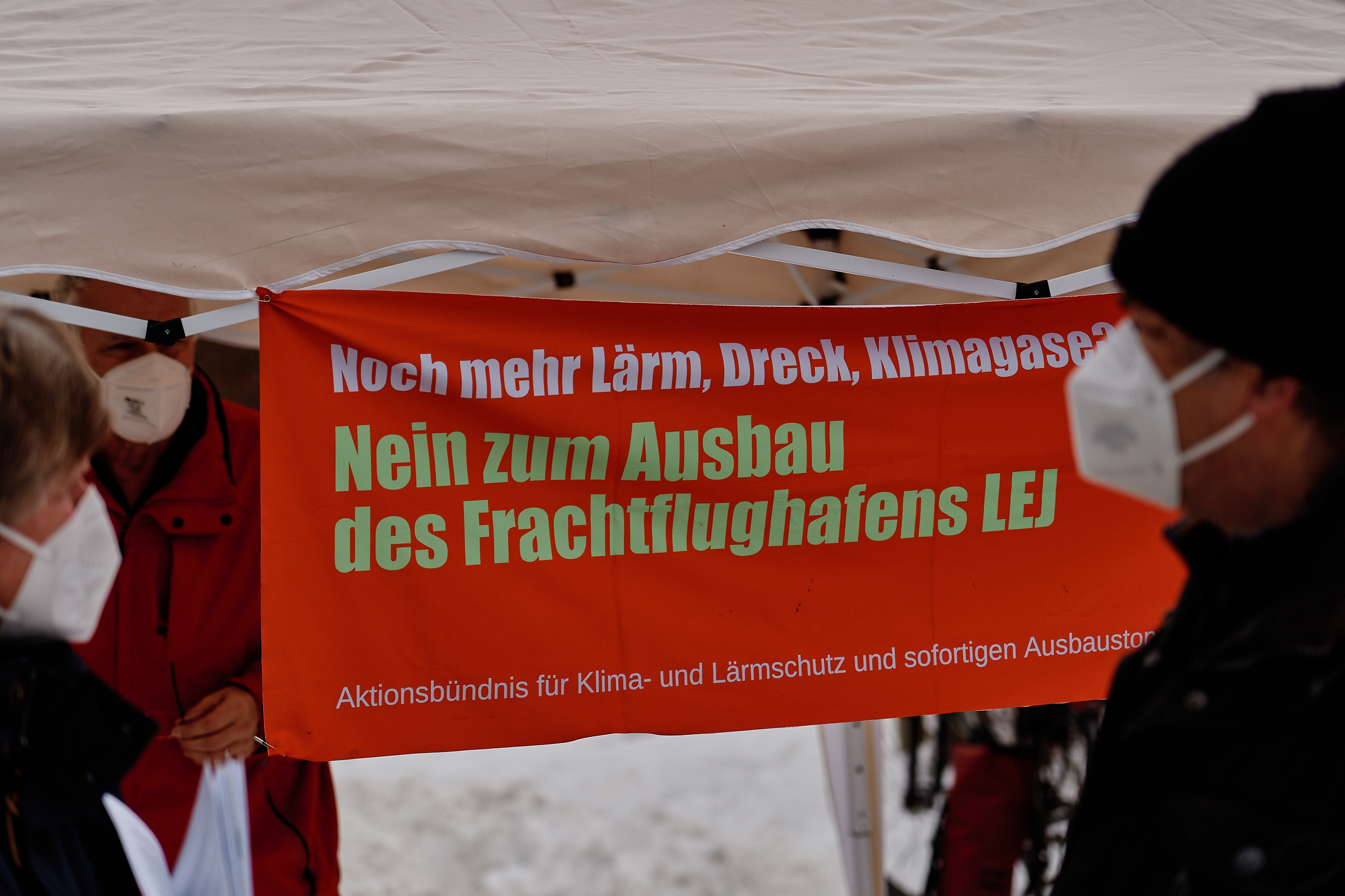 Plakat auf der Demonstration zur Übergabe der Einwände: „ Nein zum Ausbau des Frachtflughafens LEJ“